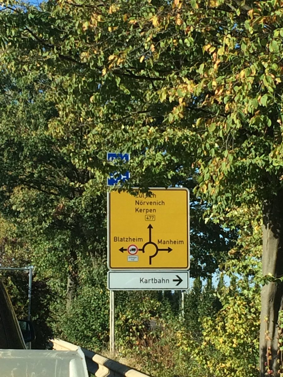 SchepTina's tweet photo. 477 von der A4 kommend komplett gesperrt. Polizei lässt am Kreisverkehr niemanden Richtung buir bzw. Manheim fahren. #hambibleibt #hambacherforst #hambi @MahnwacheHambi @HambiBleibt @EAHambi https://t.co/xpr8nnBYhV