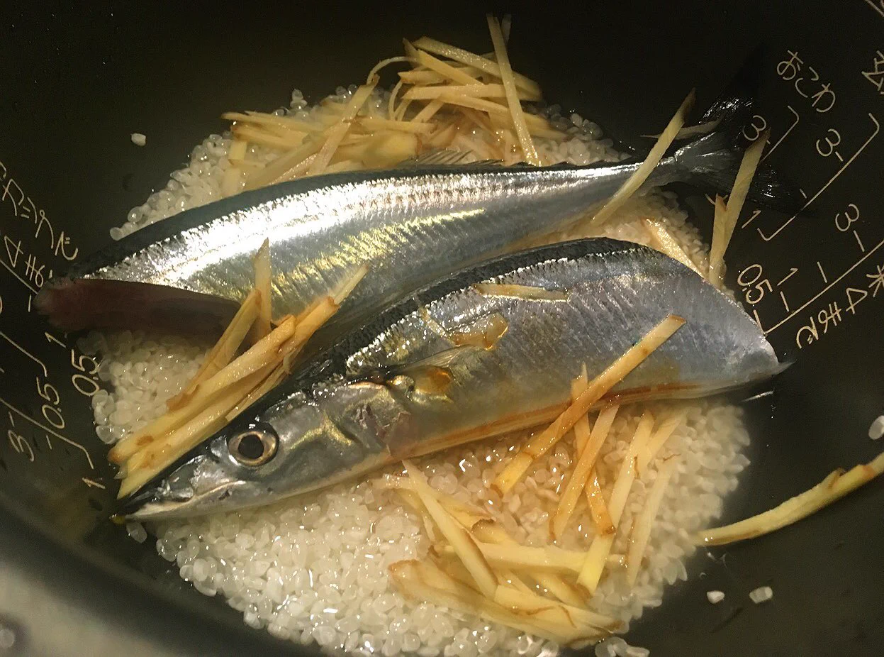 【簡単で美味しそう】秋といえばさんまですよね！入れて炊くだけさんまの炊き込みごはん！