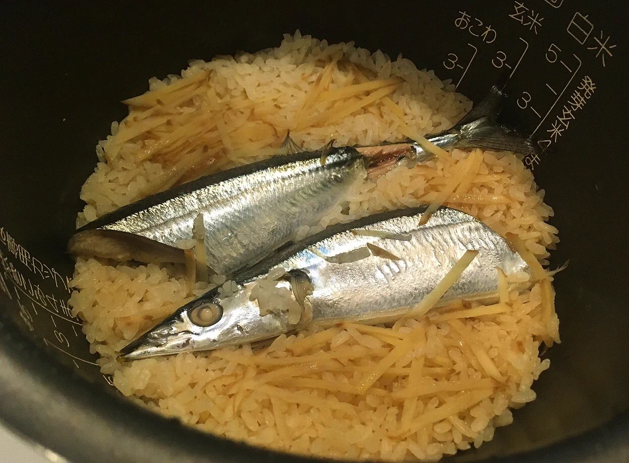 【簡単で美味しそう】秋といえばさんまですよね！入れて炊くだけさんまの炊き込みごはん！