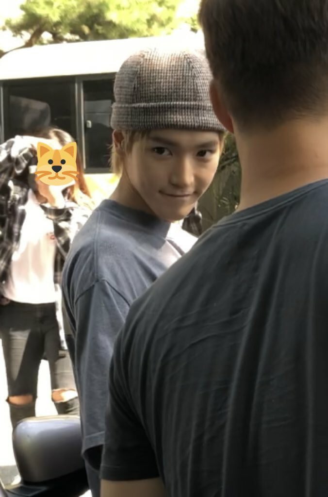 the9ng's tweet photo. นี่คือการทักทายเปนภาษาน้องแทยง คือหันมายิ้มอ้วนใส่ ( ´ ▽ ` )ﾉ https://t.co/lefbRmneZS
