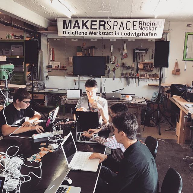 Makerspace_RN's tweet photo. Alles aufgebaut und jetzt kanns losgehen. Das enjoy jazz - meet&amp;code im MAKERSPACE Rhein-Neckar... #ludwigshafen #mannheim #heidelberg #rheinneckar #enjoyjazz #meetandcode #musicfromcode #workshop https://t.co/bWCnOYku9D