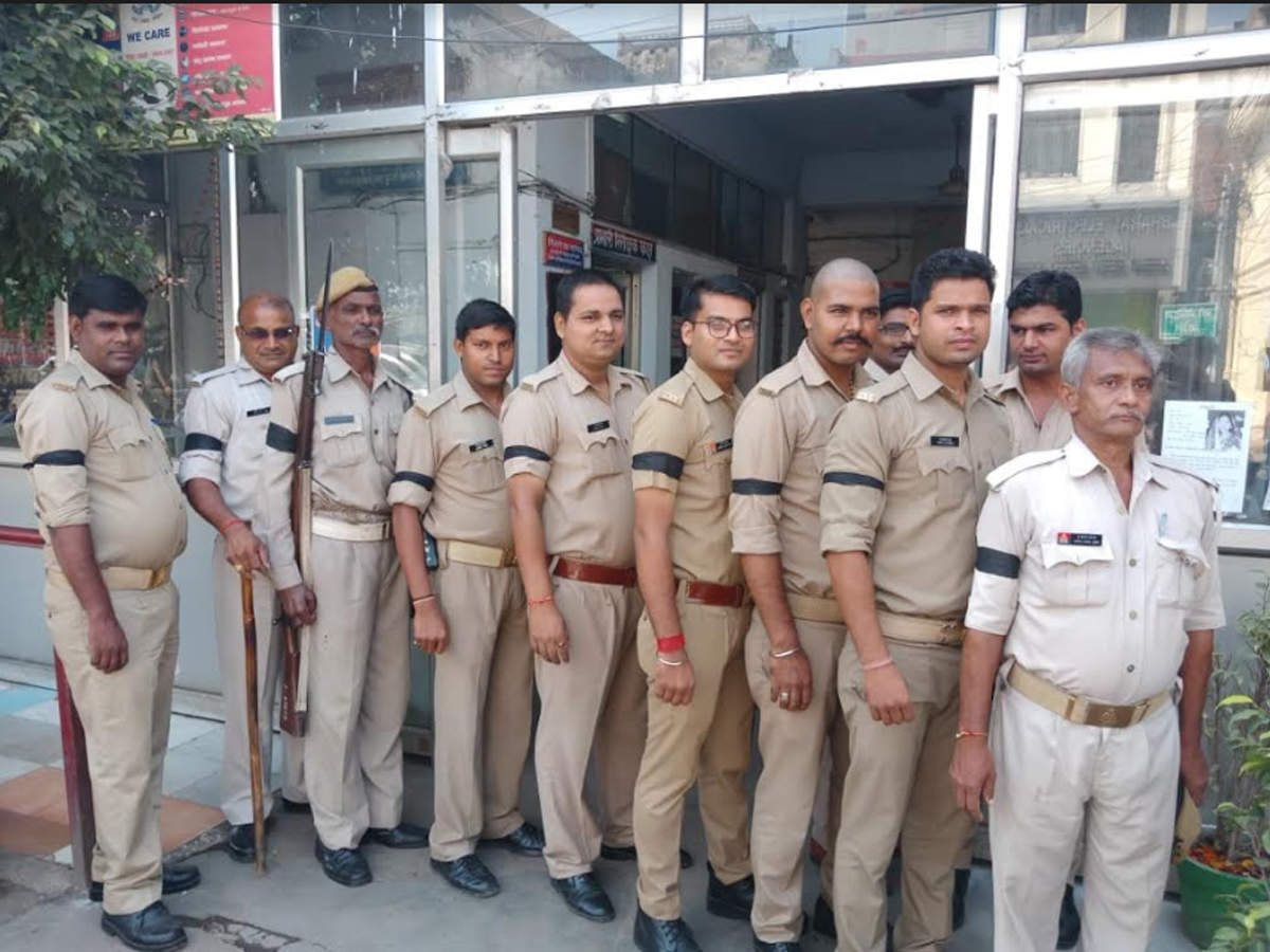 IAmTheNewIndia's tweet photo. #Yogi Govt should suspend all #cops who supported this and if cops stand with black #armbands for murder cop, what justice can public get? (2/2)

#JusticeForVIvek #UPpoliceEncounter https://t.co/SfcpfNCCkX