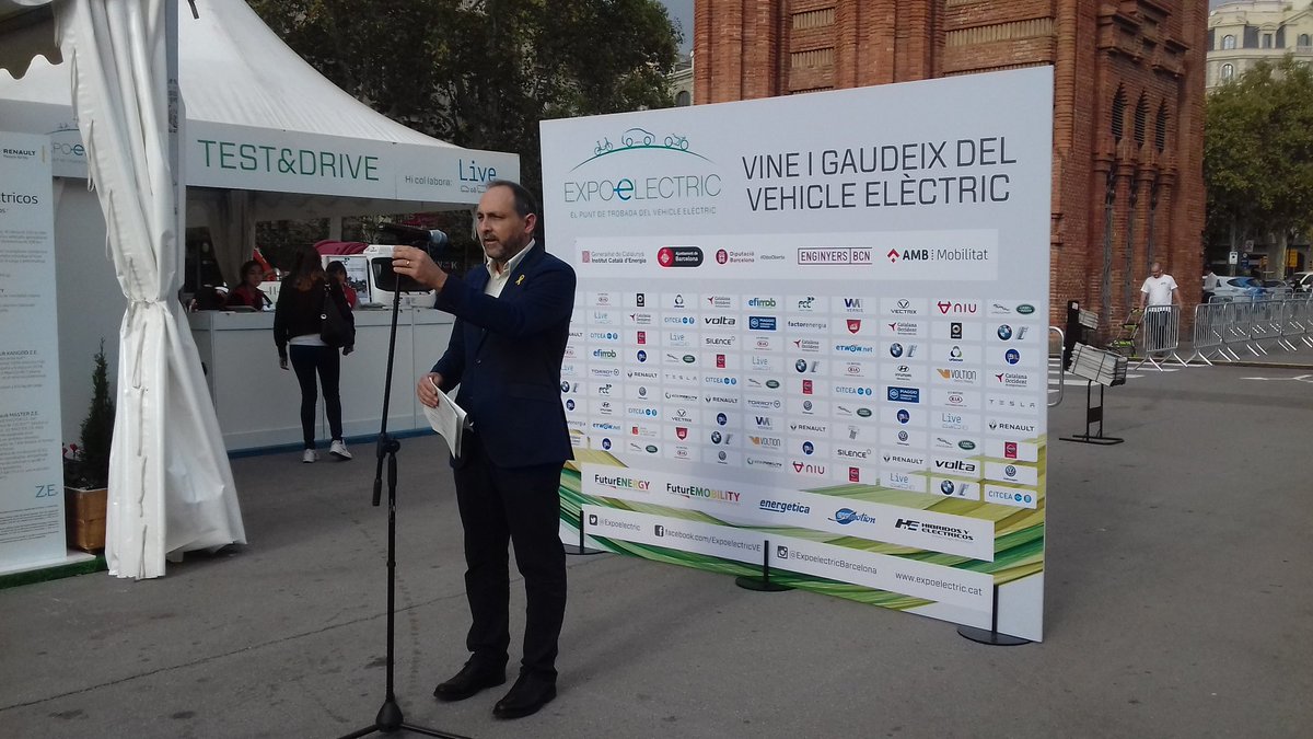 energiacat's tweet photo. El nostre marc de treball es el Pacte Nacional per a la #TransicióEnergètica i la llei del #CanviClimatic i d'aquí s'extreu l'aposta d'arribar a desplegar fins a 100 punts de recàrrega ràpida. 
#Expoelectric2018 va més enllà de la mobilitat. Va també de gestió de la demanda. https://t.co/xqtVhIMsYH
