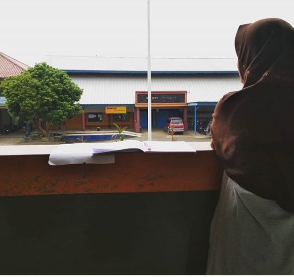 rini_lestari18's tweet photo. "Kehidupan dan kematian bagaikan dua sisi selembar kertas kosong".
Kehidupan ini adalah perjalanan. Sebuah perjalanan yang harus kamu tempuh sampai akhir. Untuk membedakan kehidupan dan kematian adalah isinya. Suatu hal yang akan kamu lakukan dalam kehidupanmu. https://t.co/Ty3JSgqcv6