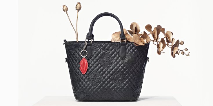 Desigual_ES's tweet photo. Los más bellos detalles...💋 https://t.co/2bNiSf5Pjg https://t.co/fPTw7JTCsn