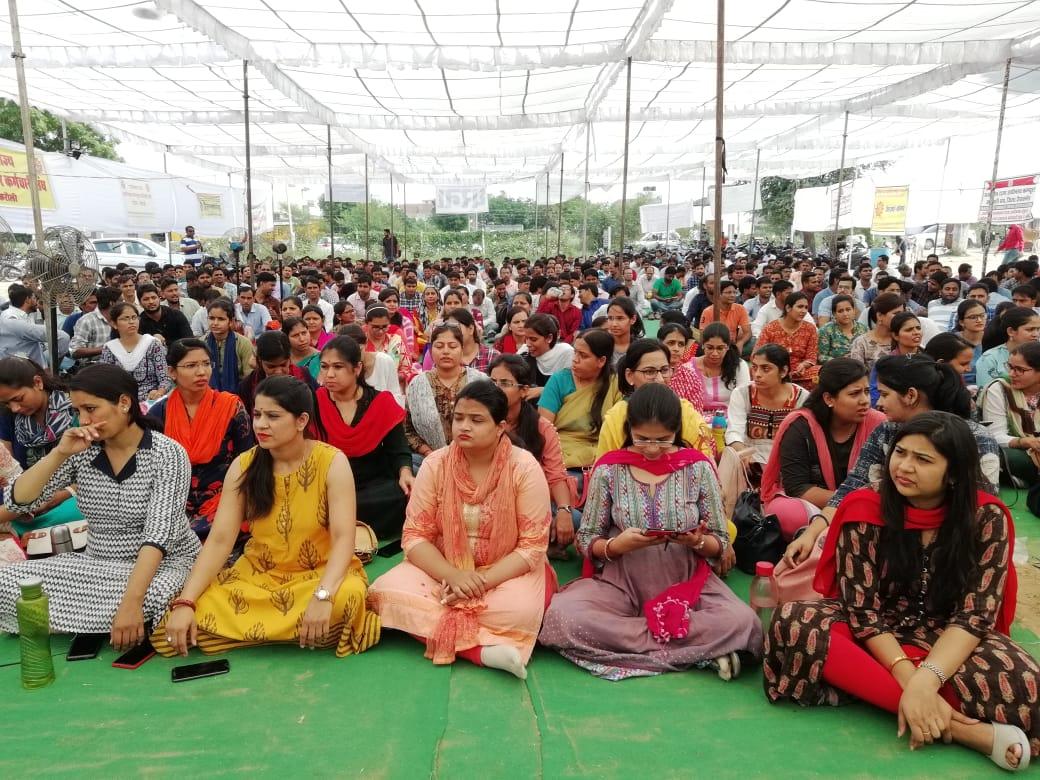 varunbundel's tweet photo. हममे कितने राज है,बताये क्या?
 
#ModiGoBack
#AmitShahGOBack
#Raj_IA_HungerStrike
@News18Rajasthan
@zeerajasthan_
@PMOIndia
@RajCMO 
@TheLallantop 
@Swap_Anchor 
@ravishndtv https://t.co/Yd4QFWAigg