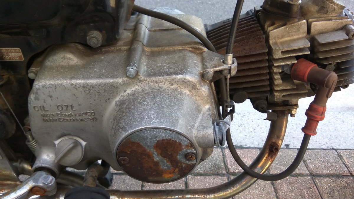 まえ製作所 充電中 明るい時に改めて確認 台風24号の塩害 私のバイクのメッキ面もだいぶ錆びてしまいました 白くなってる部分とタンク部の赤錆です 台風前は錆ナシ こんな塩分を含んだ雨が関東に降りました 一度お車を洗車したほうが良いかもです