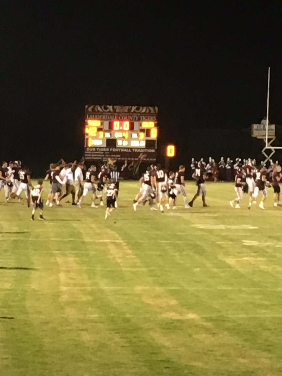 LCHSTigers's tweet photo. Congrats to Gracelyn Morrison - 2018-2019 Lauderdale County High School Homecoming Queen! And congrats to our guys on the 42-0 win against Clements! It's been a great day Tigers! #therealLC https://t.co/VvyM59XAPI