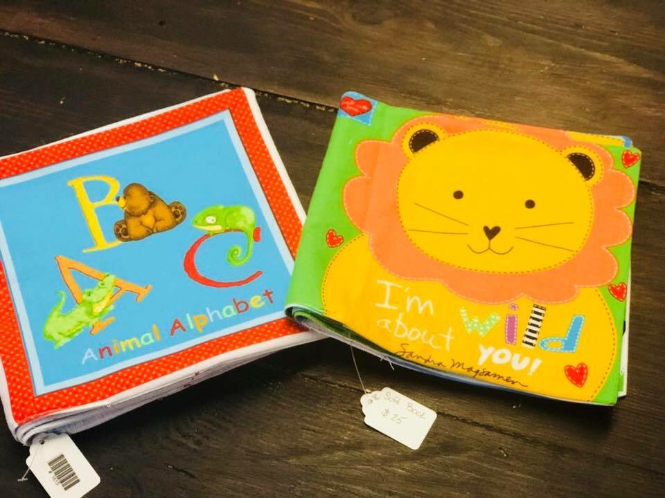 ArtisansOn's tweet photo. Mimi’s Creations has stocked us up with so much variety and patterns of baby blankets, weighted blankets, burp cloths, pillow cases, organizers, tote bags, table runners and scarves.  
-
#handmade #babyblankets #scarves #tablerunner #shoowashmo #somethingforeveryone #gifts https://t.co/mlsZDXAIvi