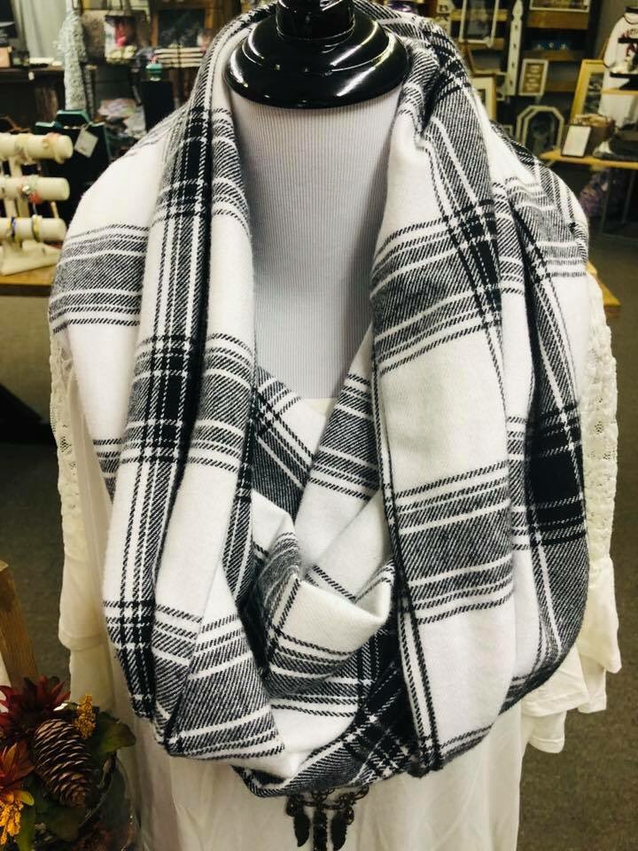 ArtisansOn's tweet photo. Mimi’s Creations has stocked us up with so much variety and patterns of baby blankets, weighted blankets, burp cloths, pillow cases, organizers, tote bags, table runners and scarves.  
-
#handmade #babyblankets #scarves #tablerunner #shoowashmo #somethingforeveryone #gifts https://t.co/mlsZDXAIvi