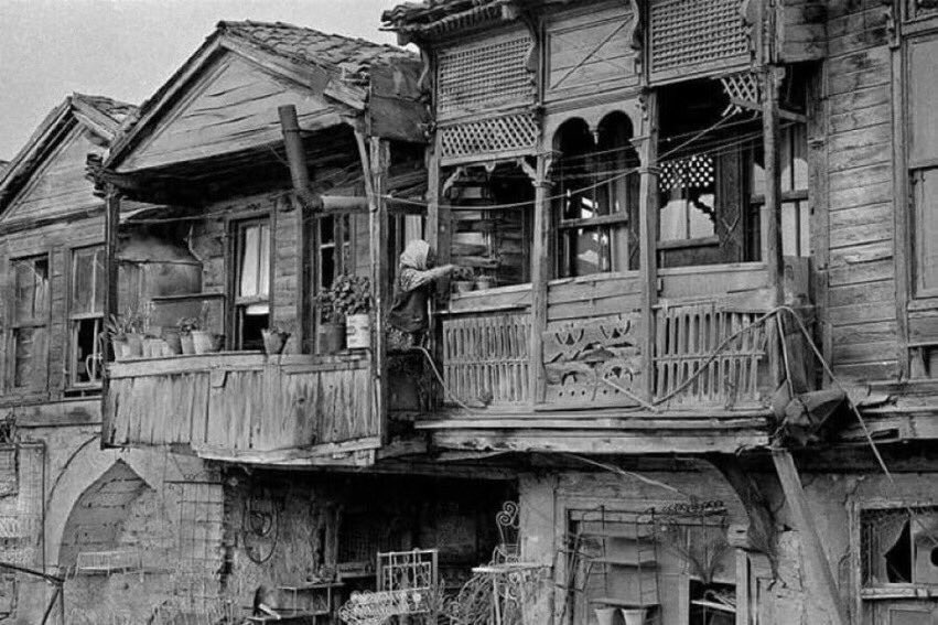 ZaferQQQ's tweet photo. Eskiden sen ben yoktu biz vardı... Komşusunun çiçeğine su veren yaşlı teyze. Küçükçekmece 1970’ler... https://t.co/rqEVRNqL9n