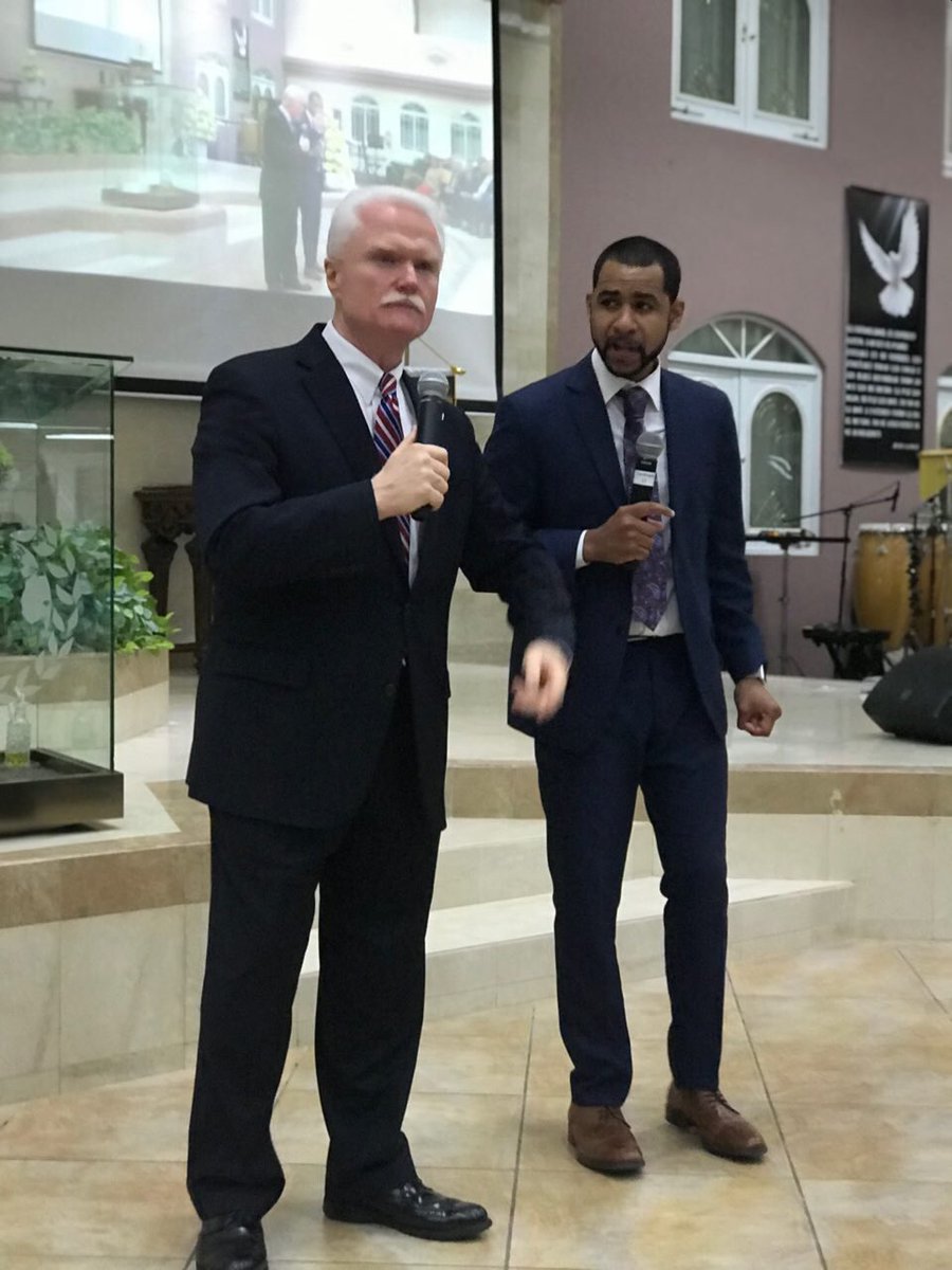 cmcolon51's tweet photo. En Manatí, entregando la Proclama del Gobernador Rosselló, al Obispo Richard López, Administrador de las Iglesias de Dios MB, en sus 40 años de Ministerio! Gran prédica del Dr. Thomas Propes, Orador Invitado, desde Cleveland, TN!! Gracias a Lourdes y fam x acompañarnos  #TSBF https://t.co/v0fjkm6s4B