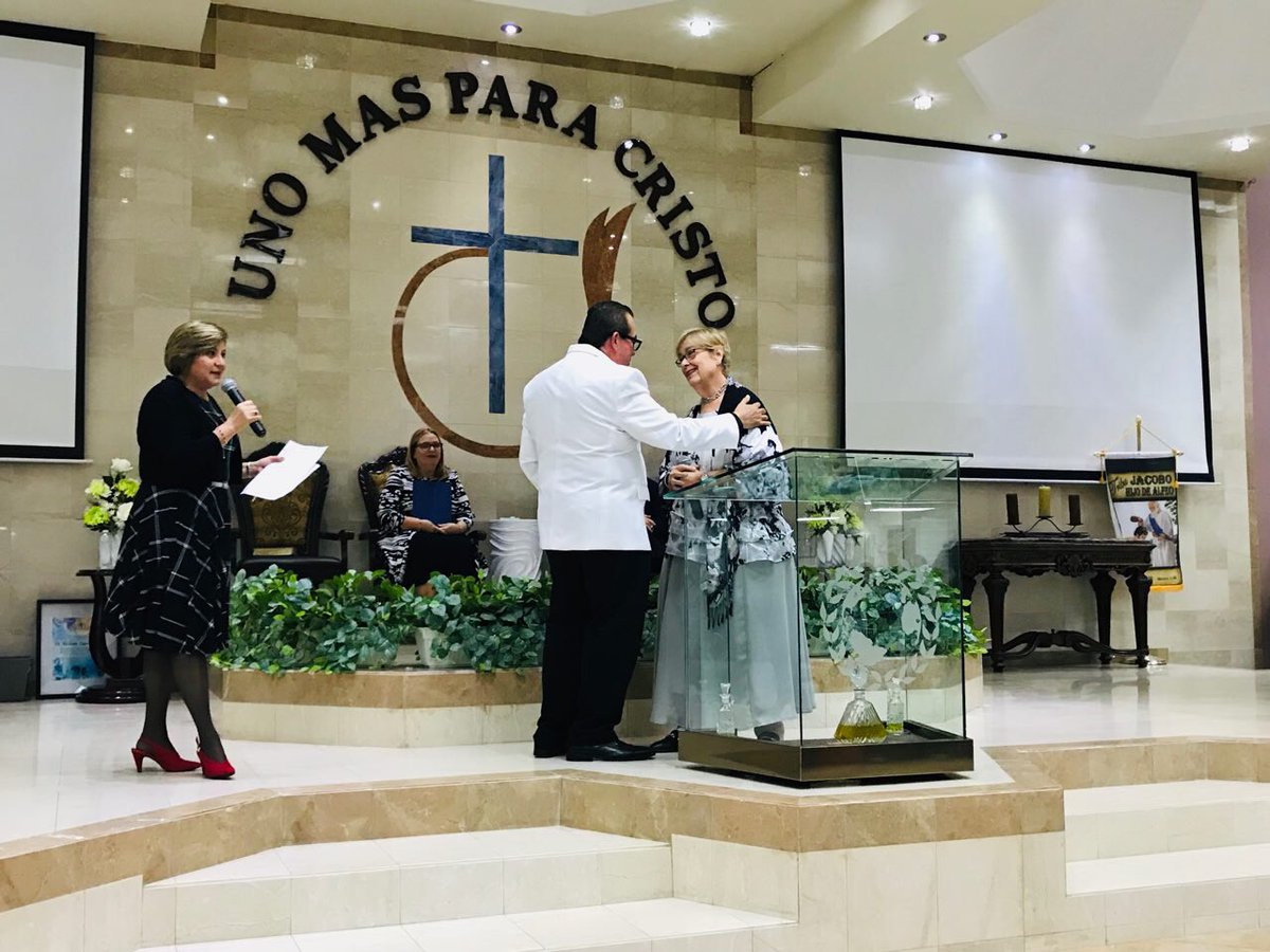 cmcolon51's tweet photo. En Manatí, entregando la Proclama del Gobernador Rosselló, al Obispo Richard López, Administrador de las Iglesias de Dios MB, en sus 40 años de Ministerio! Gran prédica del Dr. Thomas Propes, Orador Invitado, desde Cleveland, TN!! Gracias a Lourdes y fam x acompañarnos  #TSBF https://t.co/v0fjkm6s4B