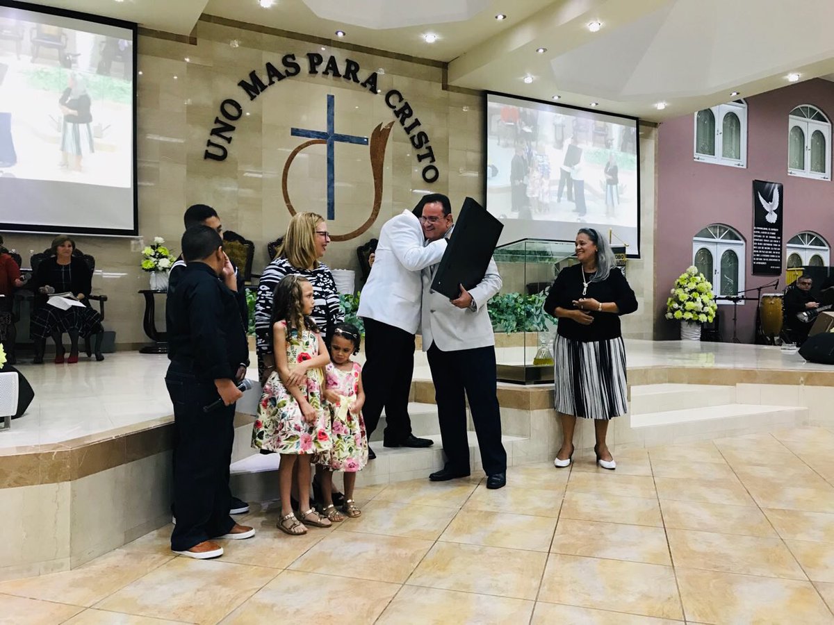 cmcolon51's tweet photo. En Manatí, entregando la Proclama del Gobernador Rosselló, al Obispo Richard López, Administrador de las Iglesias de Dios MB, en sus 40 años de Ministerio! Gran prédica del Dr. Thomas Propes, Orador Invitado, desde Cleveland, TN!! Gracias a Lourdes y fam x acompañarnos  #TSBF https://t.co/v0fjkm6s4B