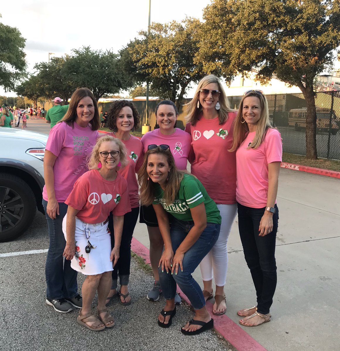 LeonardNikki3's tweet image. My favorite game of the season! #PinkOut #trickplay #EISFamily @EubanksDragons  @marydragonfan @Dale_Suther @beccacalvert4 @jenichelle @ncalvin101 @SLCDragonFB