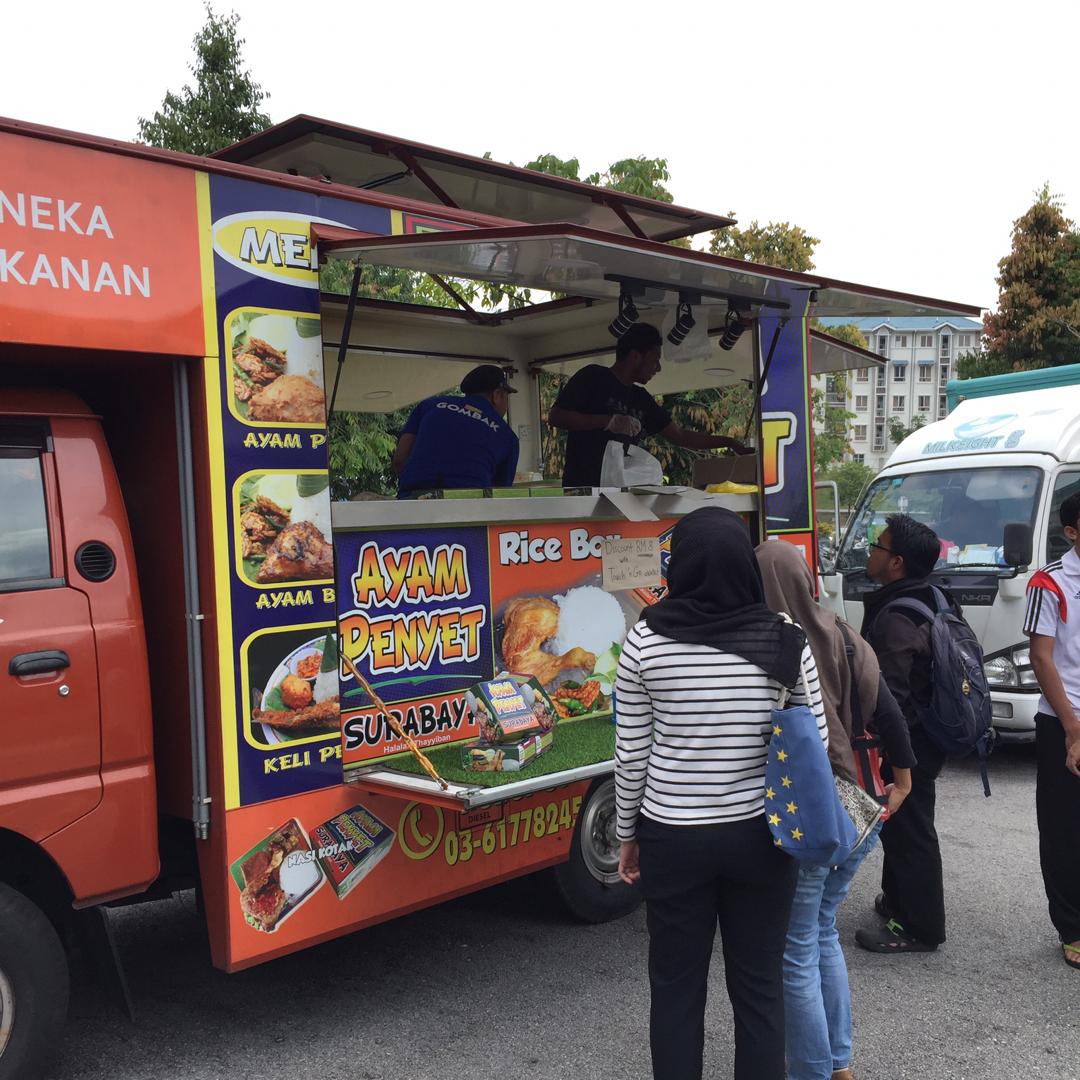 itsef19's tweet photo. [LIVE UPDATE]

KICT ROUNDTOWN
🍗🍞🥙🌯🍳🥗🍲

Food trucks are now available
Come and buy food here to feed your stomach 

#kictfestastic 
#ICTSS1718 
#ExecuteAsOne https://t.co/Oj4JUmjjFv