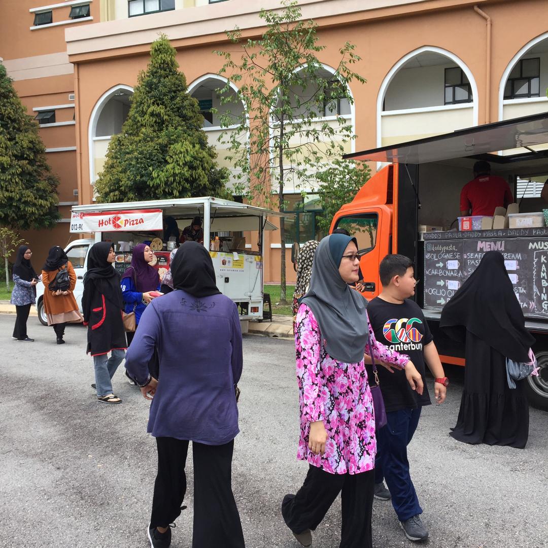 itsef19's tweet photo. [LIVE UPDATE]

KICT ROUNDTOWN
🍗🍞🥙🌯🍳🥗🍲

Food trucks are now available
Come and buy food here to feed your stomach 

#kictfestastic 
#ICTSS1718 
#ExecuteAsOne https://t.co/Oj4JUmjjFv