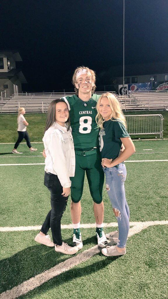LyleMaggie's tweet photo. happy birthday @jbyorth11 have a good one ❤️🍻 https://t.co/rgpwWQ2FPQ