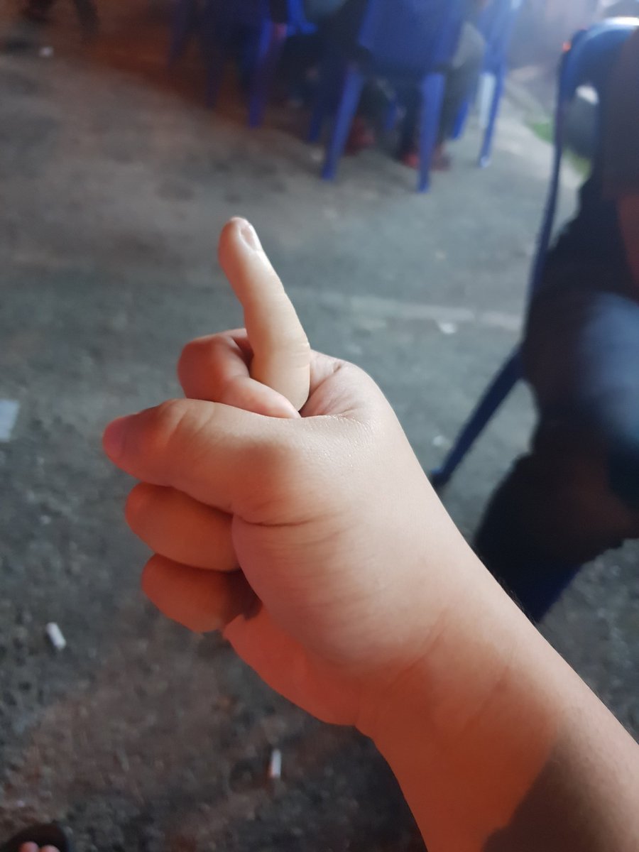 Azriazro's tweet photo. #middlefingerchallenge https://t.co/Mar18cPPuC