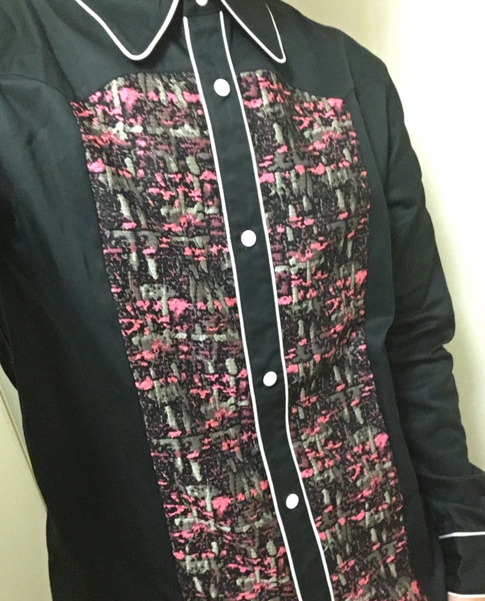 inunitama's tweet photo. KingRing ジャガードMIXシャツ(メンズ)を再配達で受け取り『わいの大胸筋大丈夫かしら？』と思いながら着てみたら…

好きぃぃぃ💕ヽ(´▽｀)/

EMOTIONが溢れ出しました🌊
これからの季節にピシッと着るも良し！
羽織る感じも良し！最高です👍
(仕事に着て行きたいw)

ありがとう(*´ω`*)

#kingring https://t.co/cKiLgsIaHY