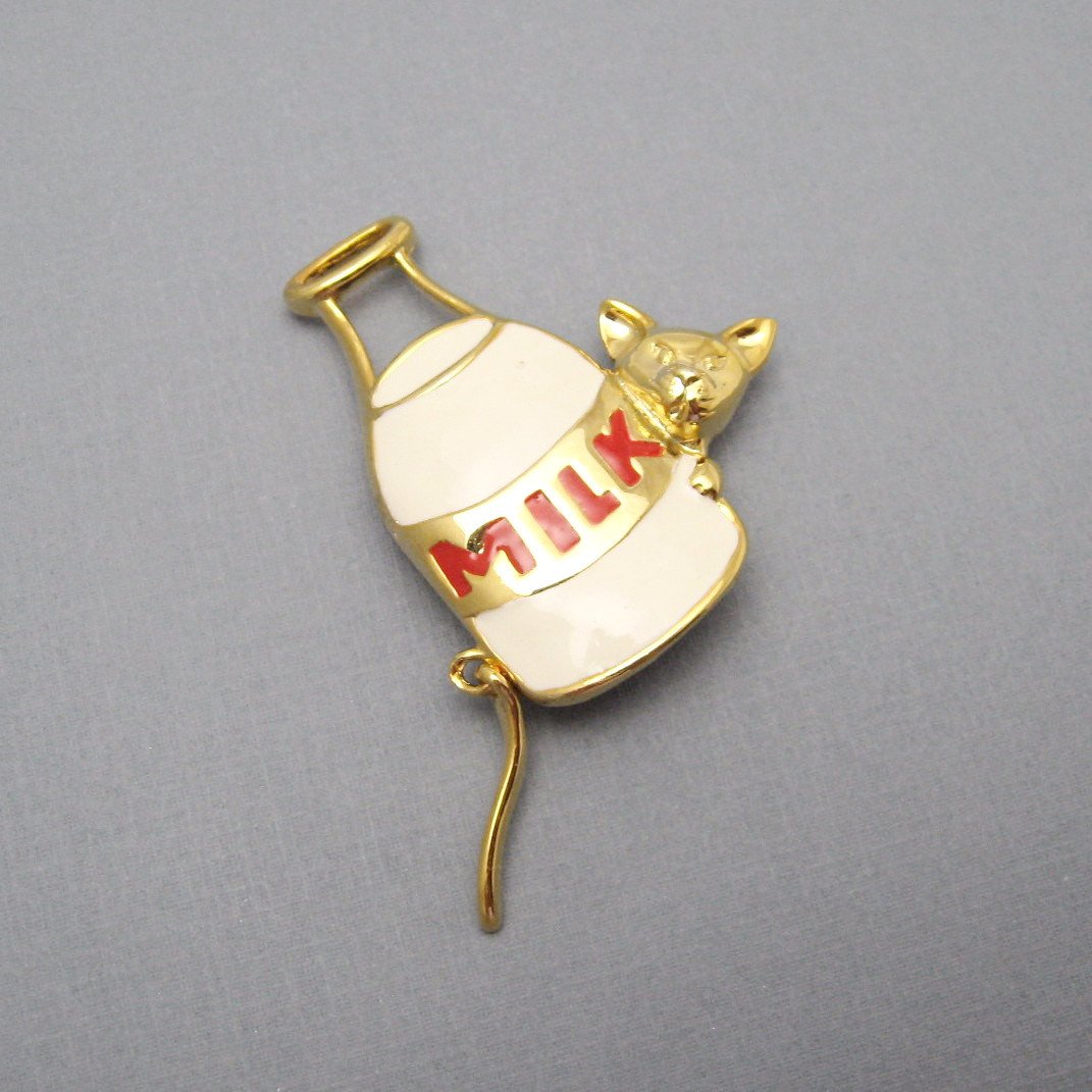 Cat Brooch Milk Jug Whimsical Vintage Jewelry tuppu.net/d1bd152f #vintagejewelry #jewelry #CatBrooch