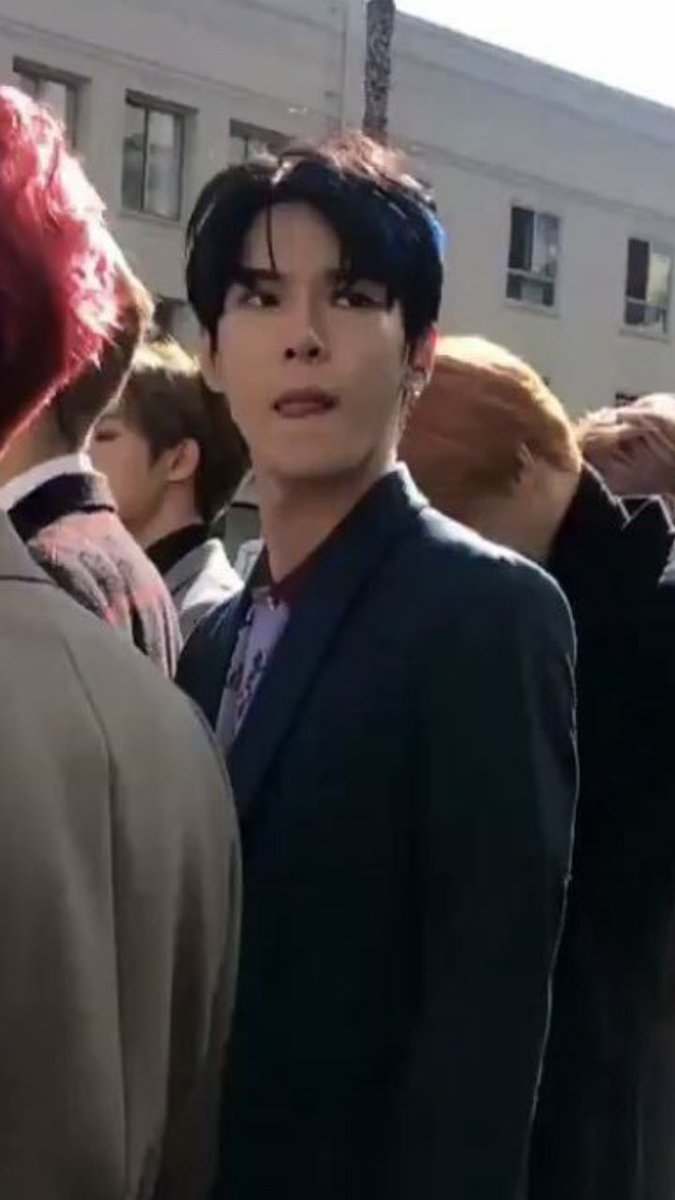 manggaphun's tweet photo. โดยองลุคนี้เหมือนอาชญากรอ่ะ ไม่ใช่พนง.ออฟฟิศ https://t.co/K0DrnHRUzb