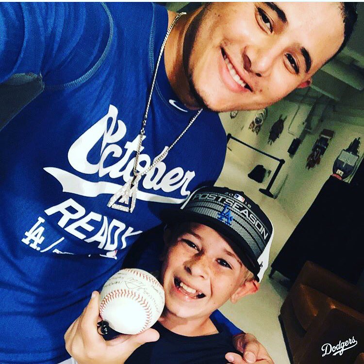 realnedcolletti's tweet photo. Clayton Kershaw dominates with 85 pitches in 8 shutout innings; @dodgers go up 2-0; @YazmanianDVL08 and Manny Machado go deep. And this young fan Donovan was on the other end of Machadoโs bomb - catching a homer on his birthday no less. #9togo #dodgers #nlds #backtobackshutouts https://t.co/zWj8lt3bWe