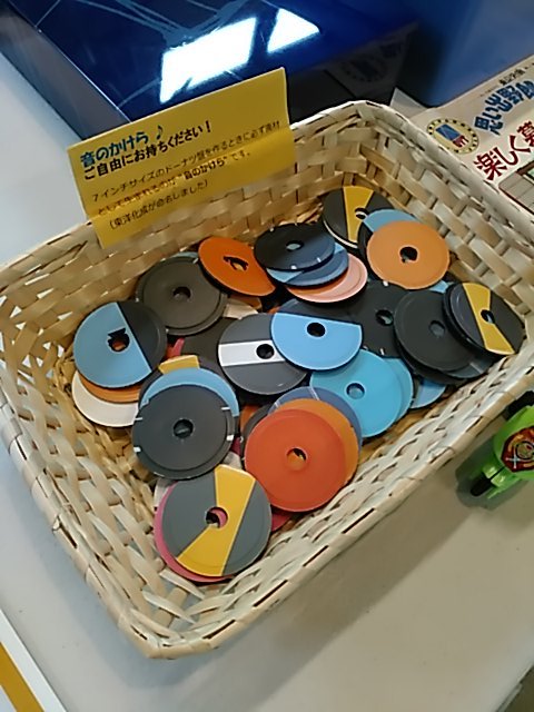 toyokasei's tweet photo. レコードができるまでの展示は溝に触って確認も🆗👌
音のかけらも配布してます。 https://t.co/ReTArt4ahw