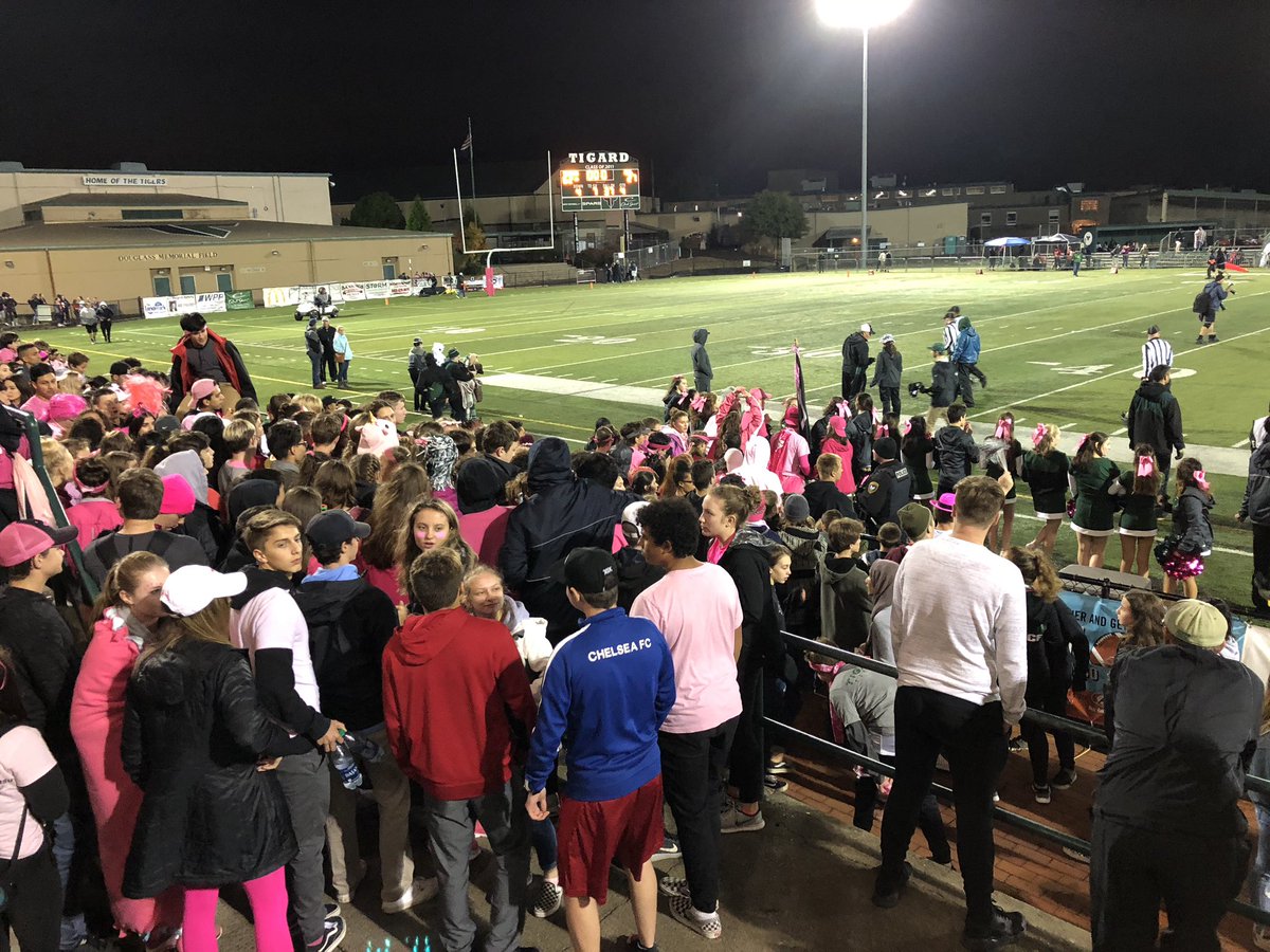 FmrTigardMayor's tweet photo. ๐ Awesome game @TigerNationFB with a big 62-27 win over Oregon City. ๐ #orpreps #DcOnFire https://t.co/cOdhTISyIY