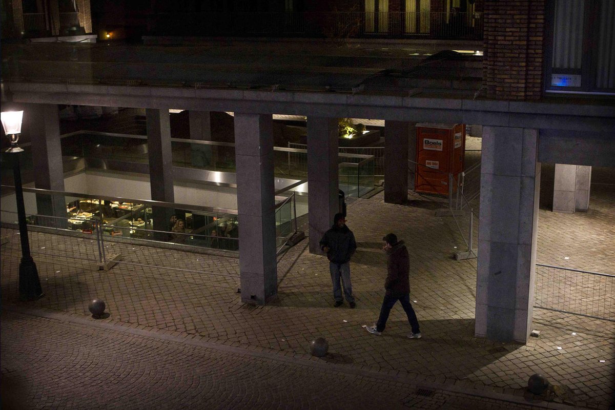 delimburger's tweet photo. Criminelen nemen steeds vaker de rol van de overheid in de buurt over. Dat stelt de gemeente Maastricht in haar Integrale Veiligheidsanalyse 2014-2017. Ondermijning als ‘majeure dreiging’.
https://t.co/h6yBiCE9Ej https://t.co/LMBbxJoIZ8