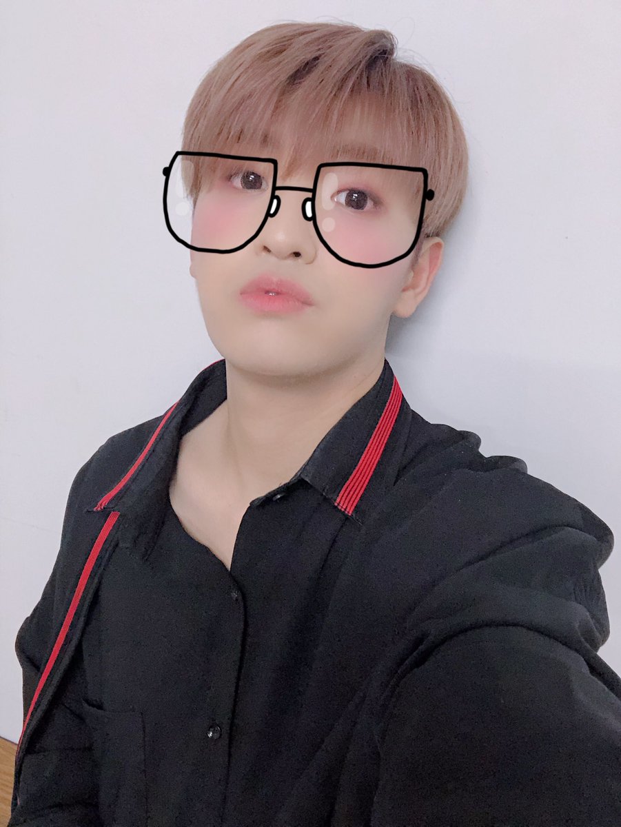 100per_hyukjin's tweet photo. 안경 끼고싶다 
20년만에 또 안경 충동
#TV앞눈망가뜨리기 #후회 https://t.co/K0RvTicl9Y