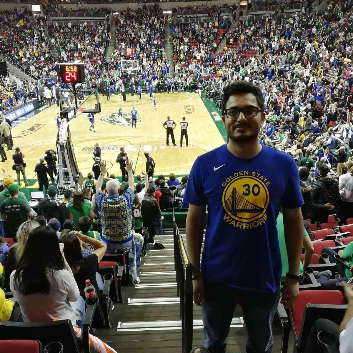 TedSchhmosby's tweet image. Another thing off the bucket list. 
 
Manchester United vs Chelsea in the FA Cup ✔️
Pakistan vs Westindies/South Africa in CT ✔️
Coldplay concert ✔️
Djokovic vs Del Portro US Open final ✔️
Golden State Warriors NBA game ✅

#Seattle #KeyArena #KD #Klay #NewProfilePic