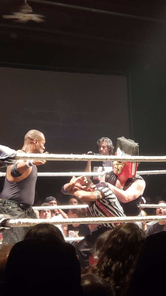 FanFisher1's tweet photo. We join Big B vs Hollywood @ElCerealMan for the #goldenfannypacks, already in progress #HOODSLAM #FTF9 https://t.co/QhIHwdebsJ
