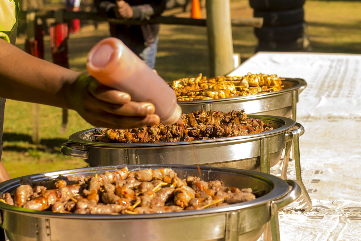 AlpineHeathR's tweet photo. Our chefs were out serving love and delicious kebabs during yesterday's Run The Berg registration and briefing session. We hope all the runners enjoyed the treats and wish you all the best for today's race. 

#travel #RTB2018 #food #foodie #Drakensberg https://t.co/2dbZyLl4Gm