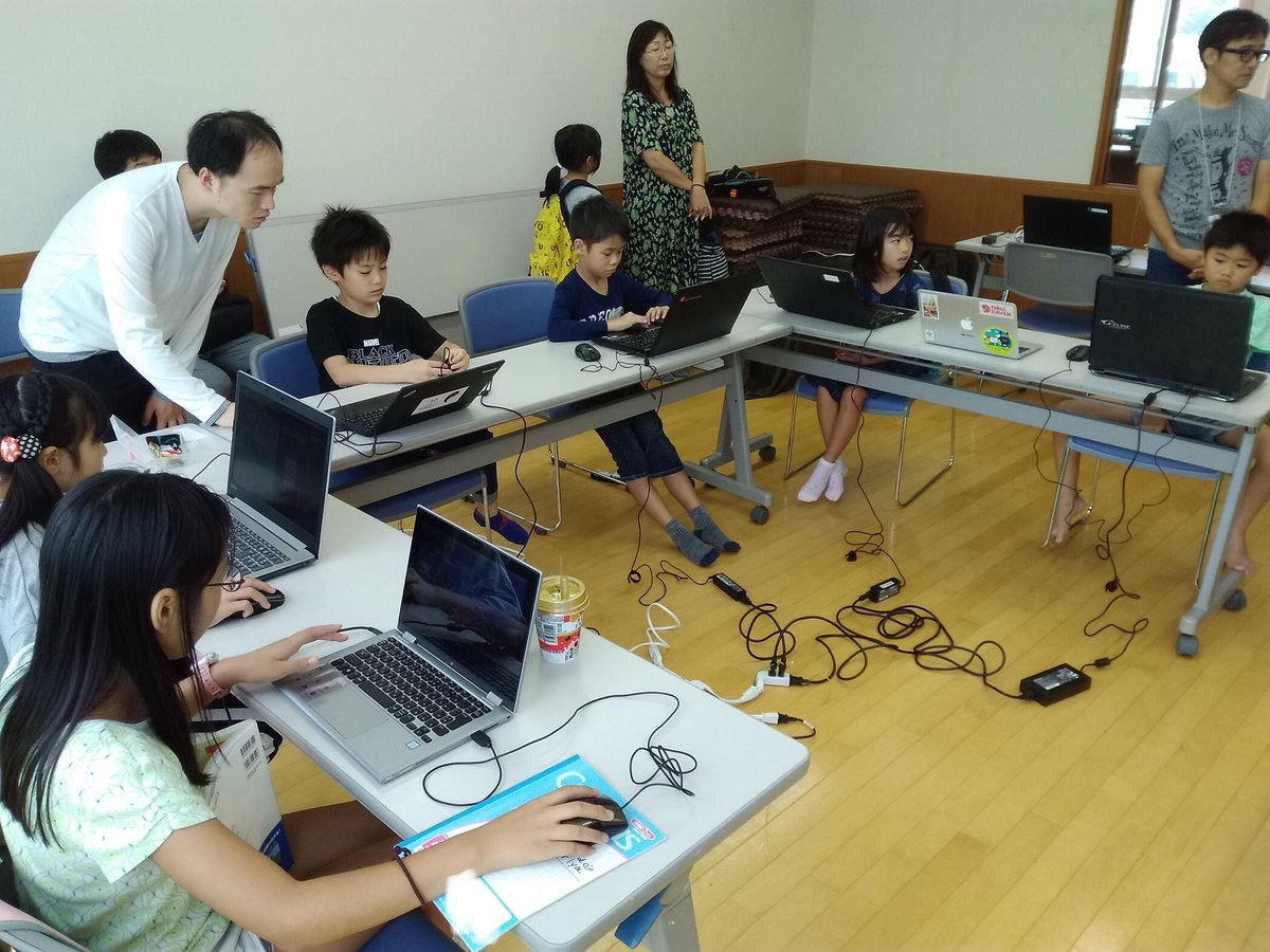 CoderDojoMoriya's tweet image. マイクラだけでなく、 #scratch や #microbit を使ったプログラミングをする子もいました。小学校の先生の見学あり、メンターによる #unity プログラム紹介あり、今月も内容特盛り開催でした!#Coderdojo 守谷は、毎月第一土曜日に開催してます。ぜひ遊びに来てくださいね。見学もwelcomeです!