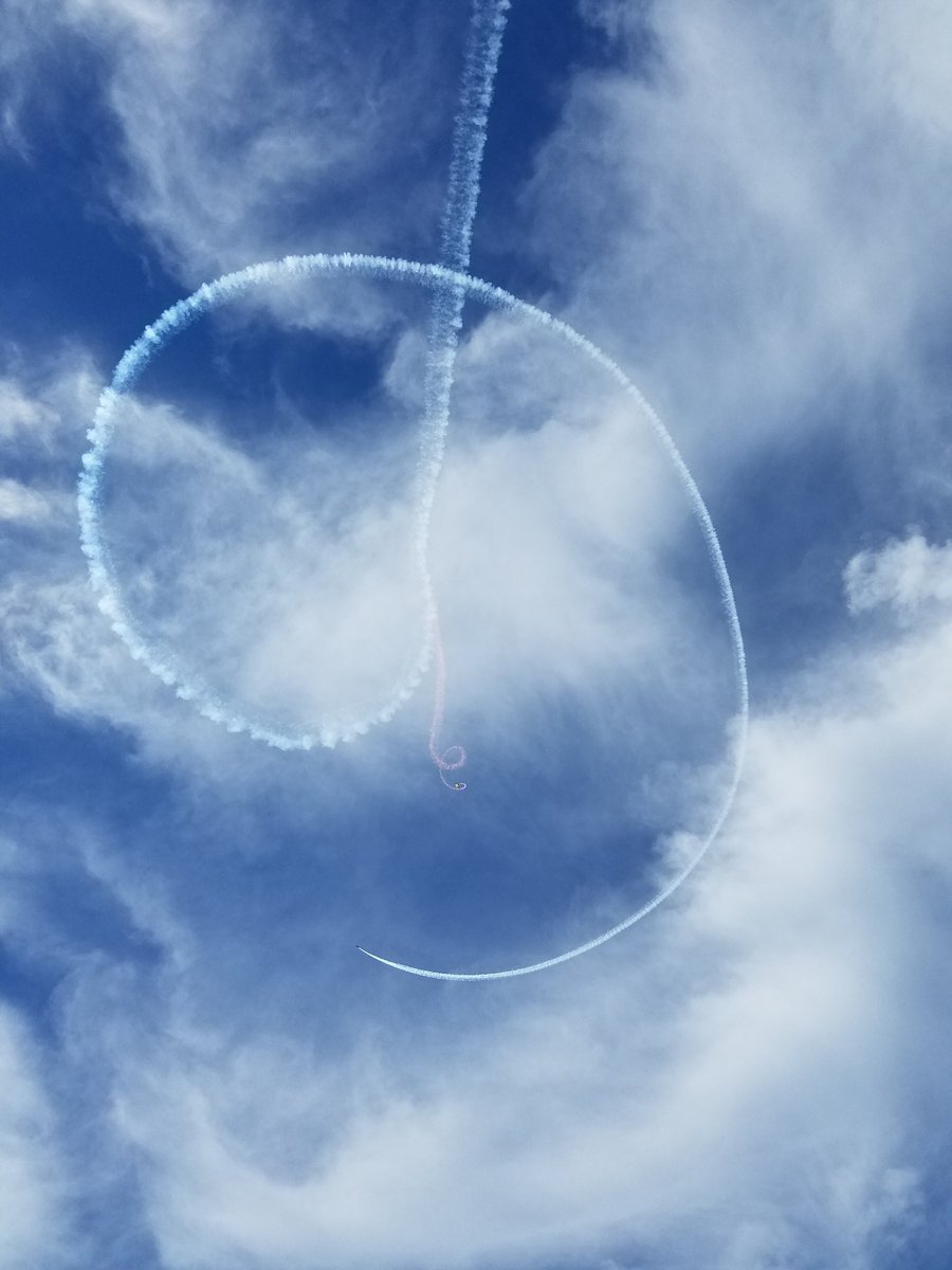 debk132's tweet photo. On my days off, I do outdoorsy things. This time I went to fleet week for the airshow! It was amazing! #FleetWeekSF #BlueAngels #navyleapfrogs #paradeofships #aquaticpark https://t.co/L7cj5vVVF1