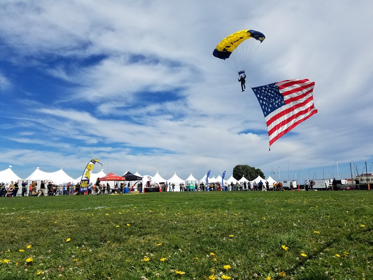 debk132's tweet photo. On my days off, I do outdoorsy things. This time I went to fleet week for the airshow! It was amazing! #FleetWeekSF #BlueAngels #navyleapfrogs #paradeofships #aquaticpark https://t.co/L7cj5vVVF1