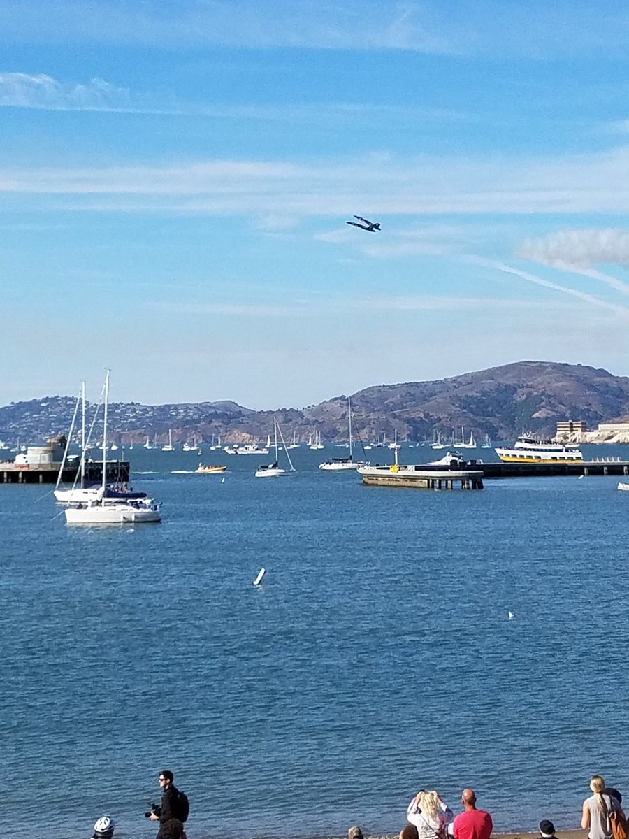 debk132's tweet photo. On my days off, I do outdoorsy things. This time I went to fleet week for the airshow! It was amazing! #FleetWeekSF #BlueAngels #navyleapfrogs #paradeofships #aquaticpark https://t.co/L7cj5vVVF1