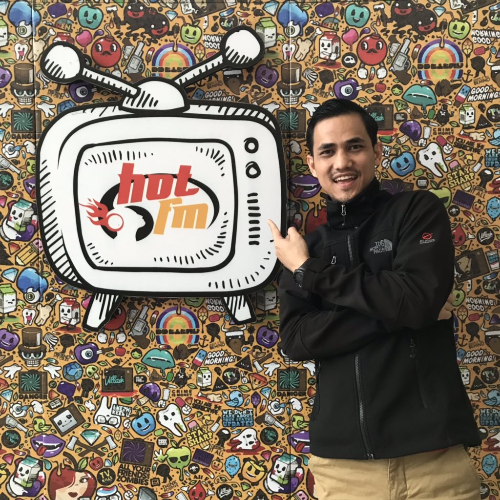 hotfm976's tweet photo. Adam akan terus hangatkan hari sabtu korang sampai pukul 7malam, ada ucapan atau nak borak dengan Adam, call je 0377108822 tak pun whatsapp 0173028822 
#HelloHot https://t.co/lzgBjgIN7t