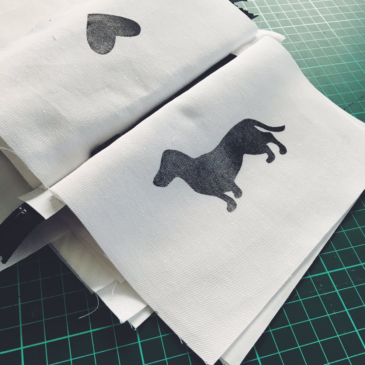 LittleGreyWolfC's tweet photo. Piles of Woof pouches being sewn up! Lots of zip insertions 🙈
#littlegreywolf #textileprint #linocutprint #linocut #linoleumprint #blockprints #textiledesigns #surfacedesigner #reliefprinting #printersofinstagram #rubbercarving #reliefprintmaking #handcarvedstamp #stampcarving https://t.co/PlNAFho10q