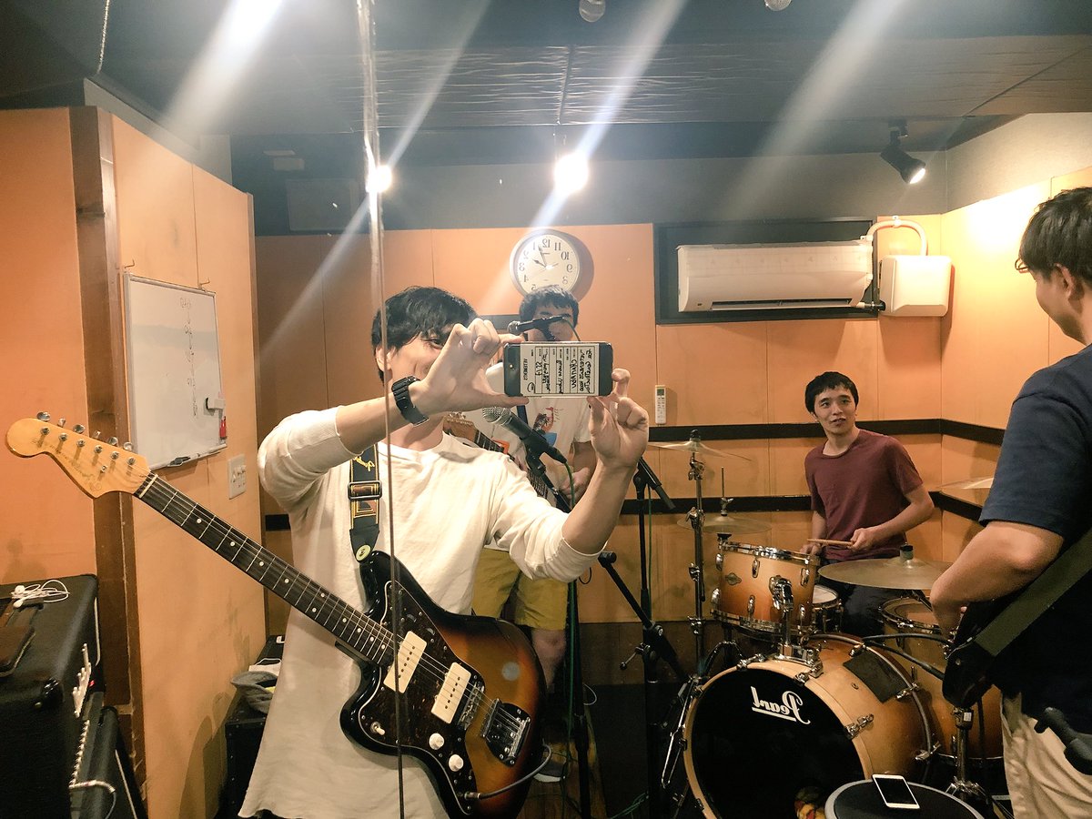 hiroshi_uezato's tweet photo. 生存確認してきました。みんな元気です。あっとんかぶりまくっとる。
#pegmap
#スタジオ練習 https://t.co/8m80jwhmW5