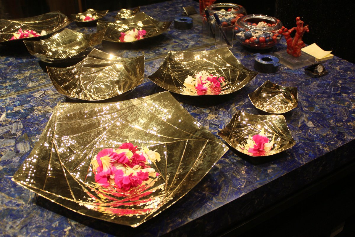 devi_design's tweet image. Shiny Rose Embossed Serving Bowl Brass.
A truly beautiful &amp;amp; Gorgeous Rose Embossed Serving Bowl to add to your collection.

#devidesign #rosedembossed #brassbowl #decorative #interiordesign #tablewares #highendproducts #designtrends #homedecor #decoratingideas #homestyles