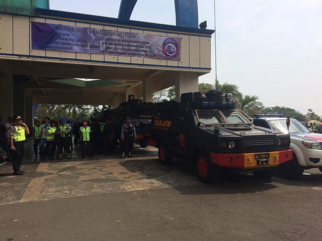 Aremania_biru's tweet photo. Empat kendaraan perintis yang mengangkut tim Persebaya sudah tiba di Stadion... 📷@wearemanianet #Aremaday https://t.co/oqYeknnZyG https://t.co/eiRS9RzguD