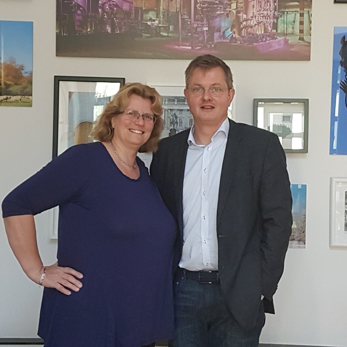 dasBusinessloft's tweet photo. Das.Businessloft expandiert und hat ab sofort am Hauptbahnhof in Weimar eine Außenstelle mit Meetingraum, Büros und Coworking Arbeitsplätzen. Gestern wurde der Kooperationsvertrag mit Apropos Geschäftspartner Siegfried Haarbeck unterschrieben. #dasbusinessloft #weimar #meeting https://t.co/JN3AVmhFr0