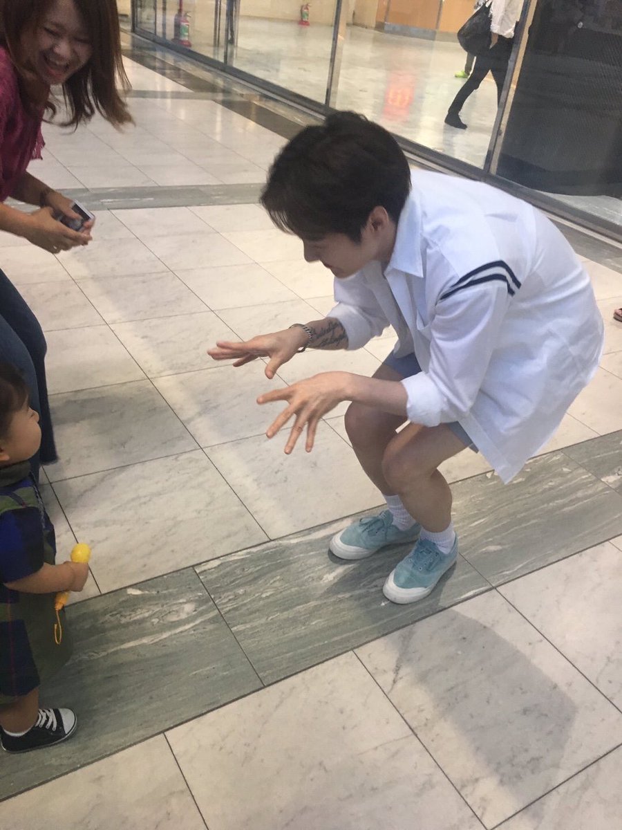 B2BArgusMELODY's tweet photo. Updated version of all the pictures I have of #LeeChangsub with children #BTOB https://t.co/8ELCHBzKeb