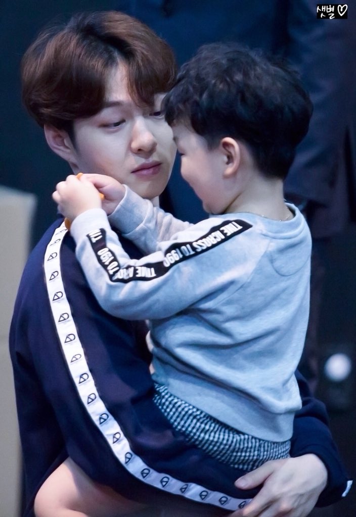 B2BArgusMELODY's tweet photo. Updated version of all the pictures I have of #LeeChangsub with children #BTOB https://t.co/8ELCHBzKeb