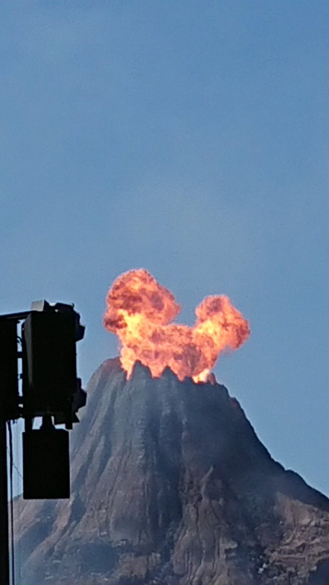 しゅん ミッキーみたいなプロメテウス火山撮れたっ ディズニーシー T Co 6pohgqsaiz Twitter