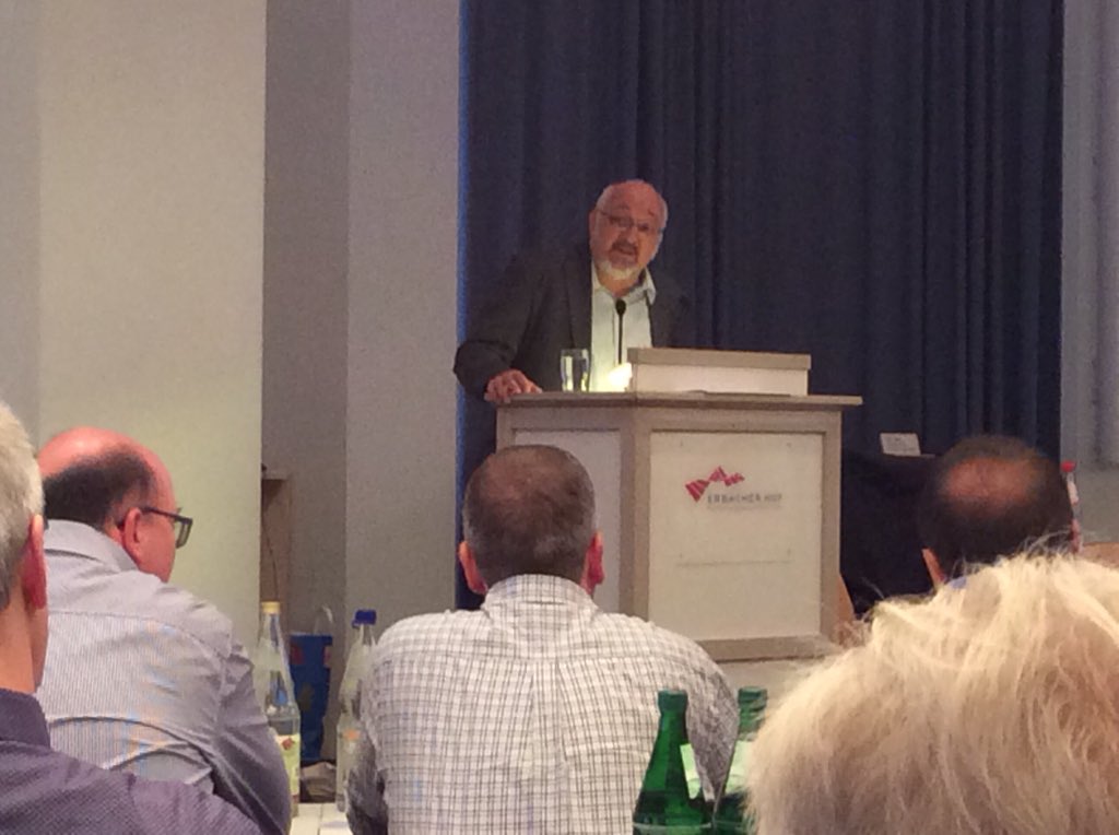 MelArens's tweet photo. Der Freiburger Friedensaktivist Jürgen Grässlin stellt der #aksynode18 die Aktion Aufschrei - Stoppt den #Waffenhandel vor. Inzwischen stehen 150 Organisationen hinter dieser Aktion. https://t.co/h3YZSfFAlG