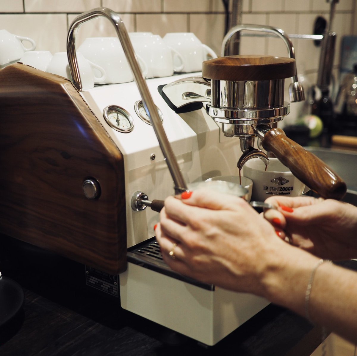 Den här lördagen startas med en cappuccino i soffan, godmorgon! ✨
#lamarzocco #gs3 #homebarista #coffeedaily #handmadeinflorence #espressospecialisten