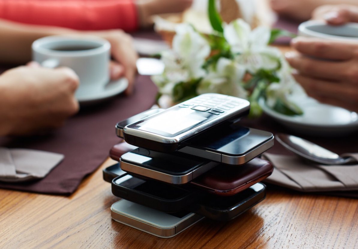 Superhuisvrouw's tweet photo. Je mobieltje op (resto)tafel hoort echt niet, tenzij je aan #PhoneStacking doet: ieder’s mobiel mooi op een stapel leggen, de eerste die de verleiding om mobieltje te pakken niet kan weerstaan, mag de drankjes betalen. https://t.co/iiKkUnqfzc